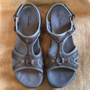 clarks in motion jump sandals